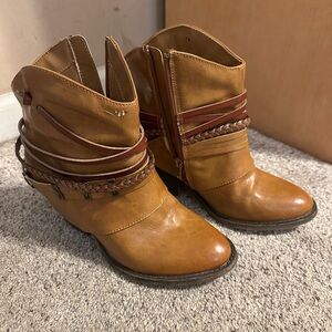 Women’s mid boots
